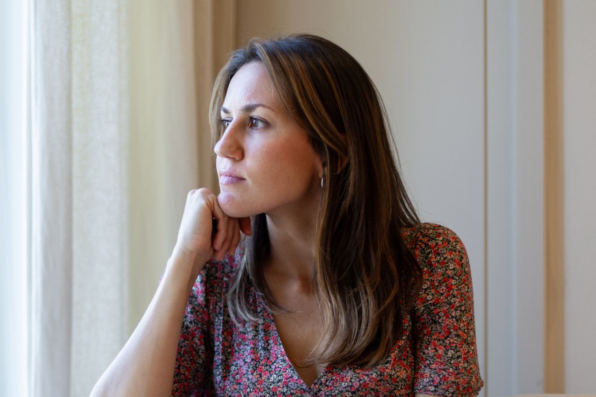 poważna i zamyślona kobieta