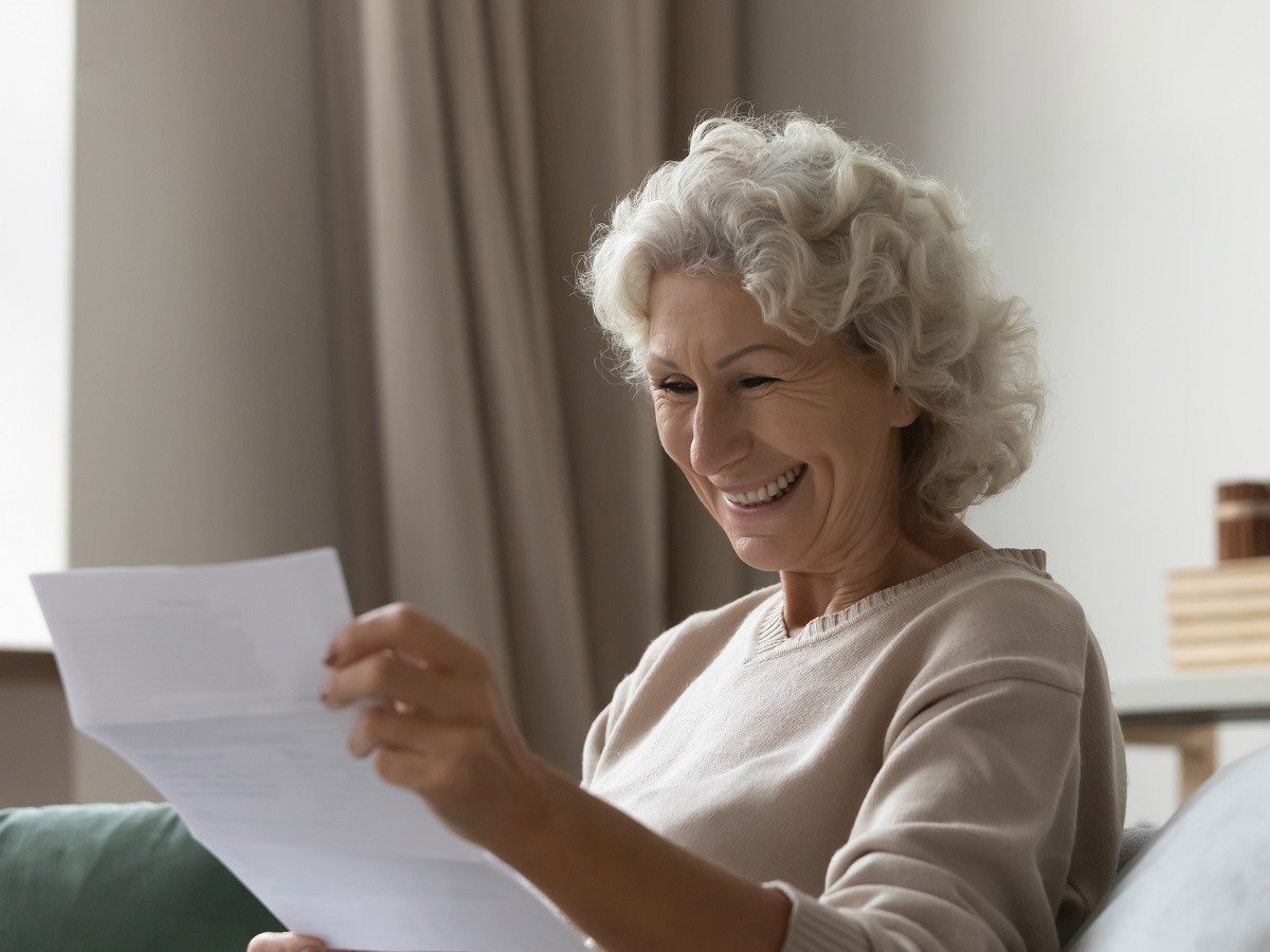 Kobieta czytająca list