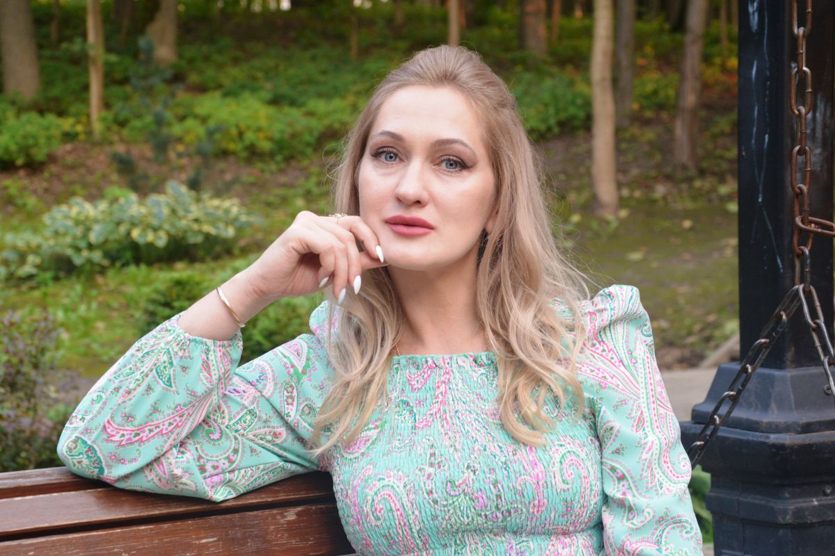 kobieta patrzy prosto w obiektyw aparatu