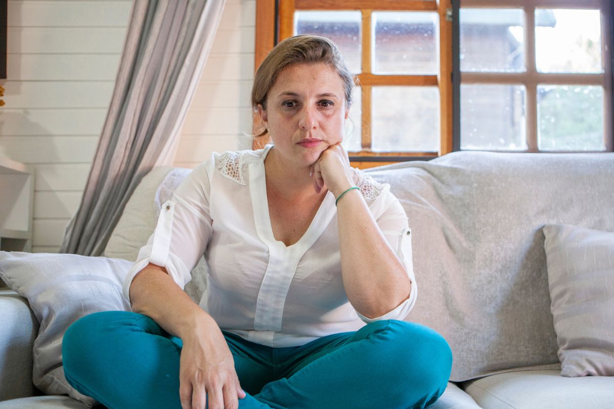 kobieta zamyślona i smutna