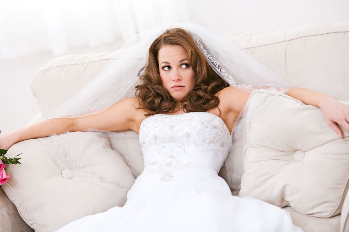 Panna młoda nie dopina się w suknię ślubną