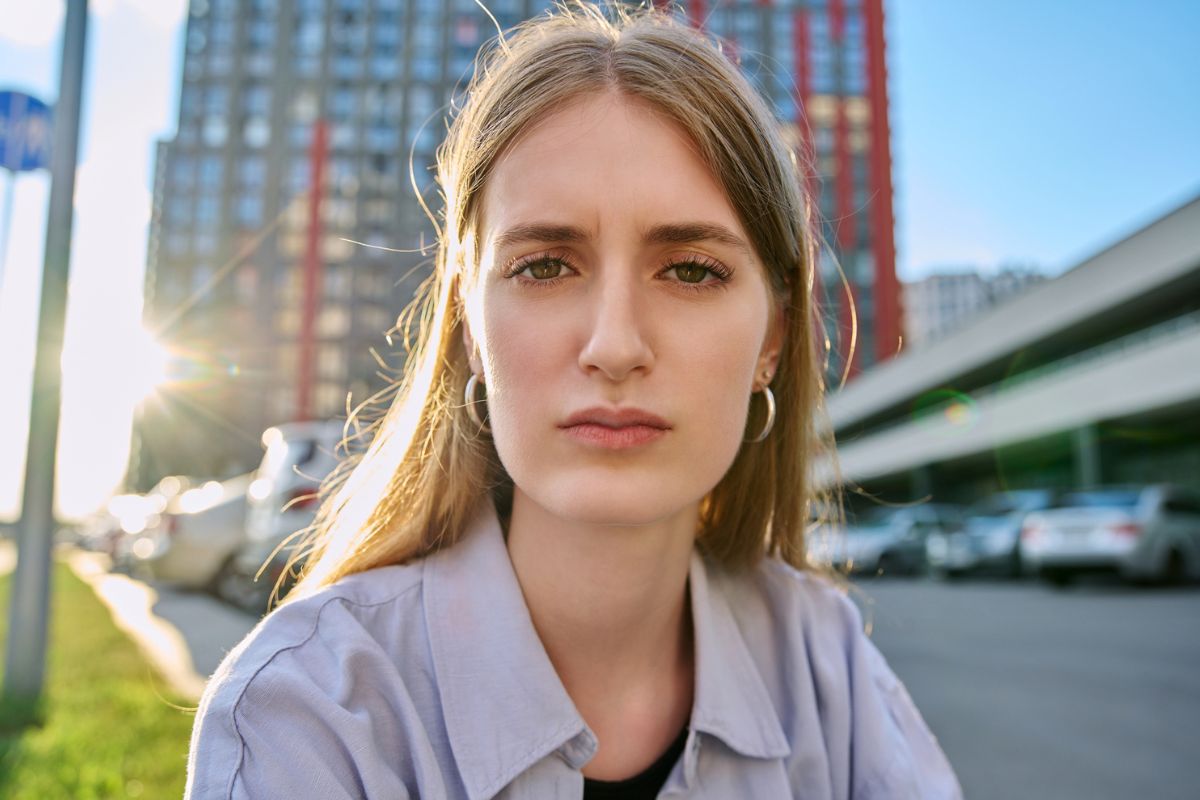 kobieta zamyślona i smutna