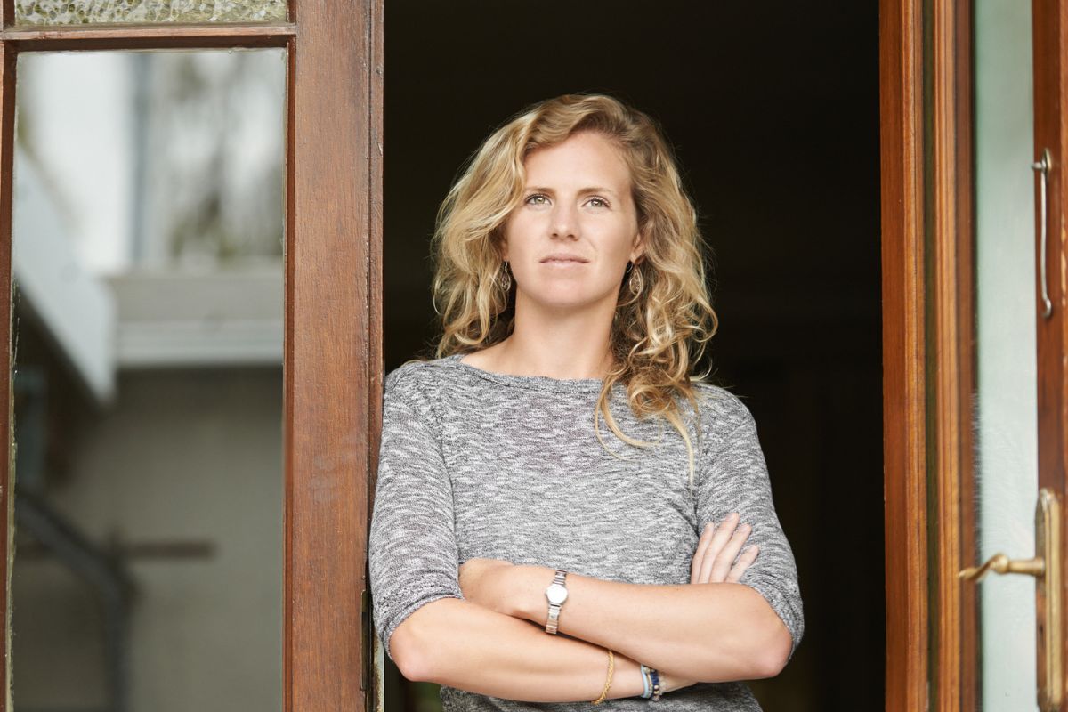 kobieta patrzy prosto w obiektyw aparatu