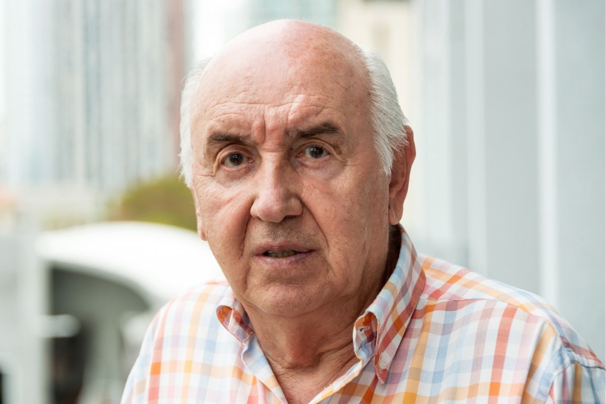 mężczyzna zamyślony i smutny