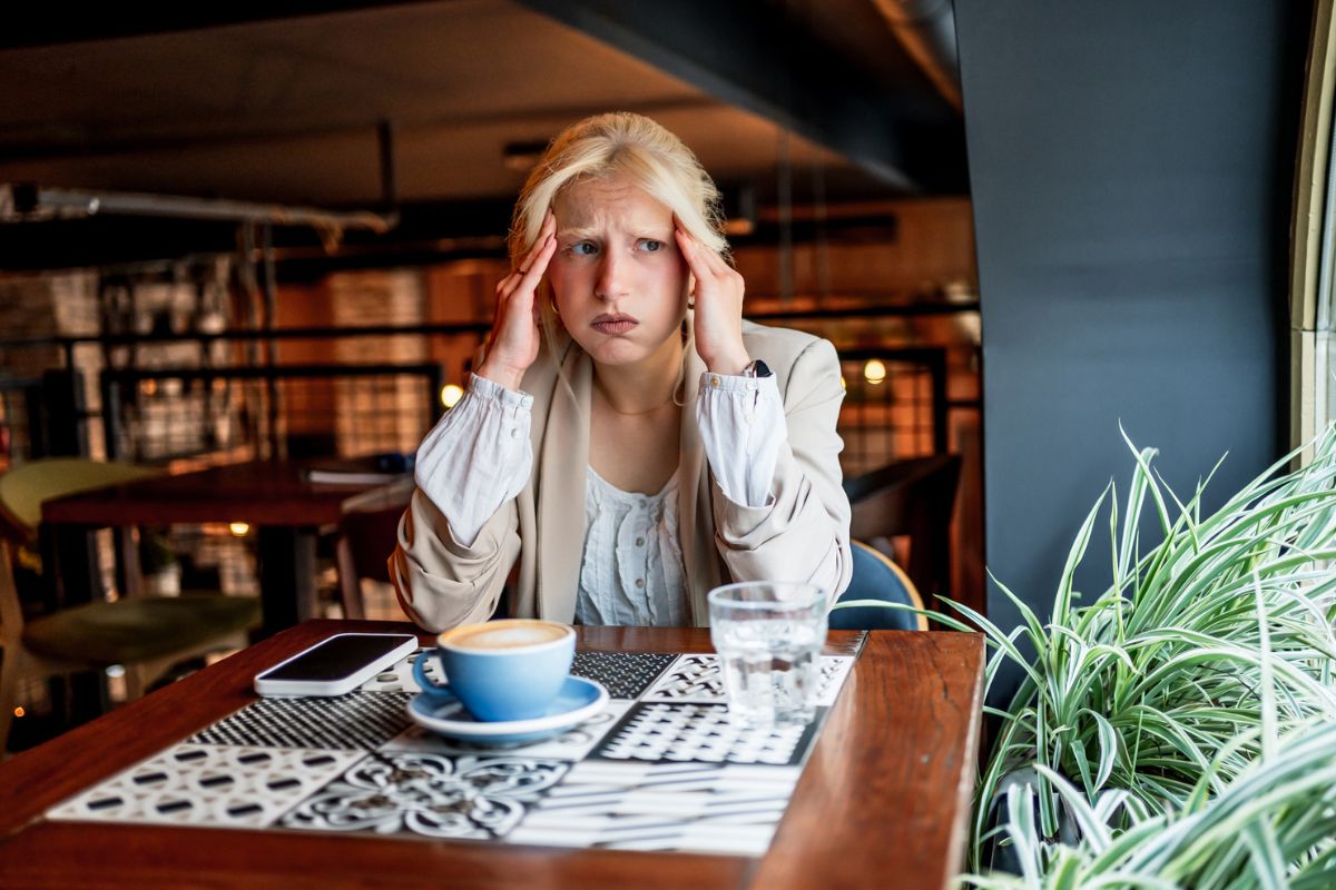 zmartwiona kobieta w kawiarni
