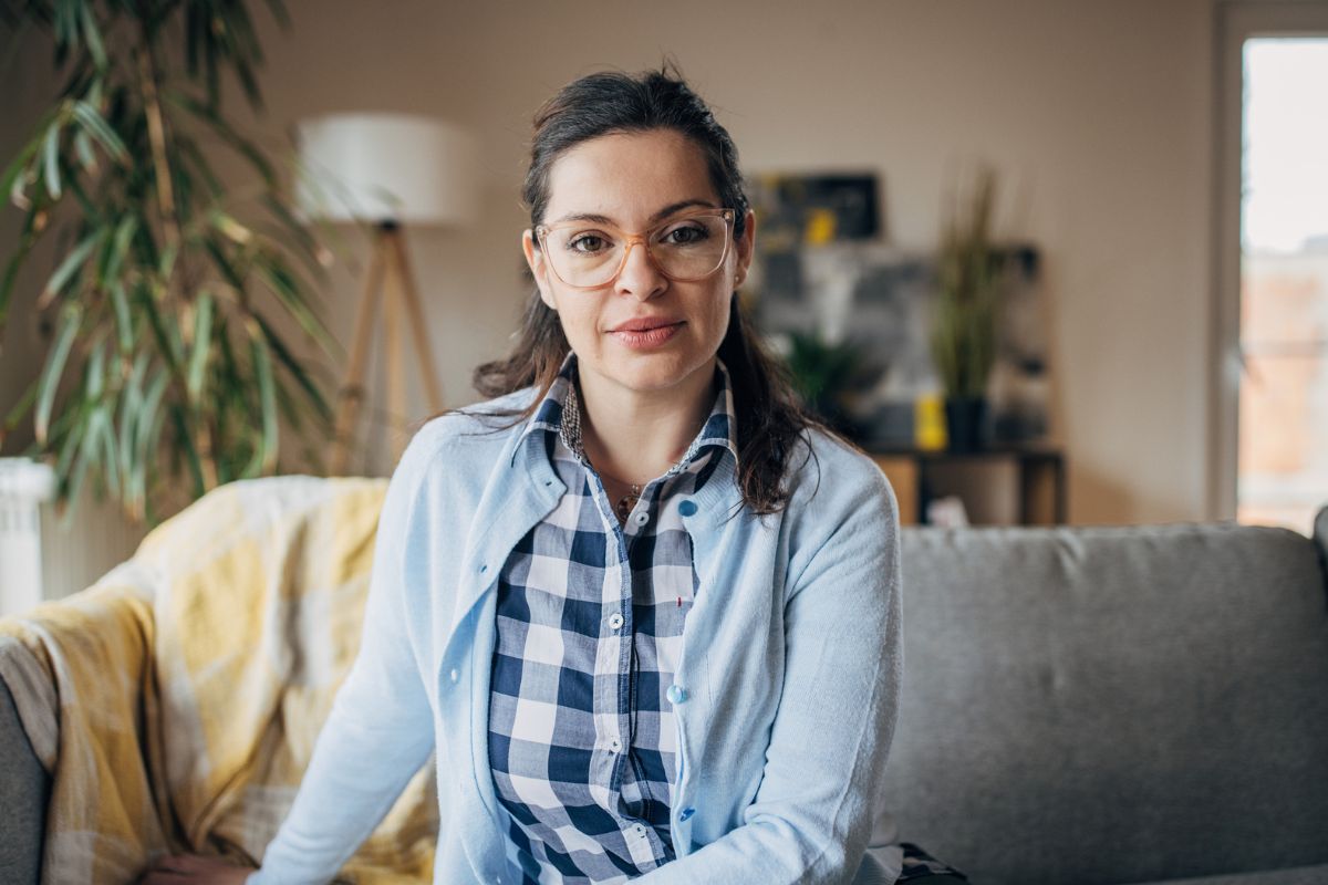 poważna kobieta w okularach