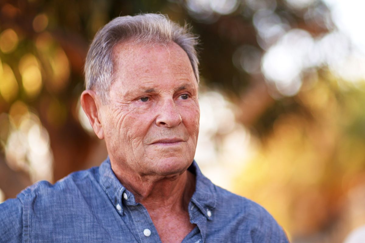 mężczyzna zamyślony i poważny