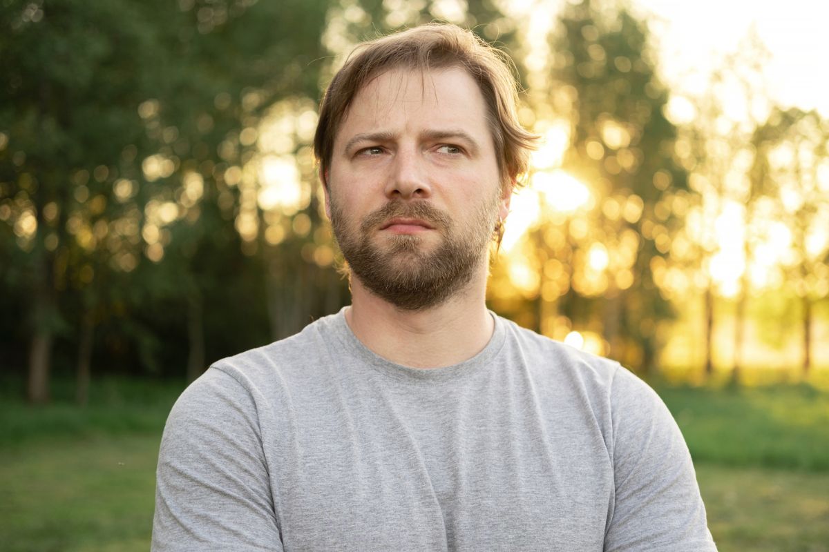 poważny mężczyzna