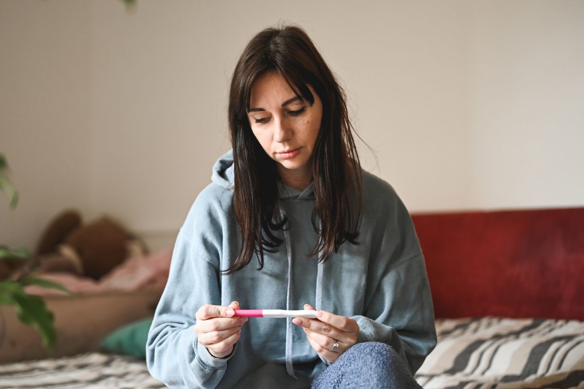 kobieta z testem ciążowym