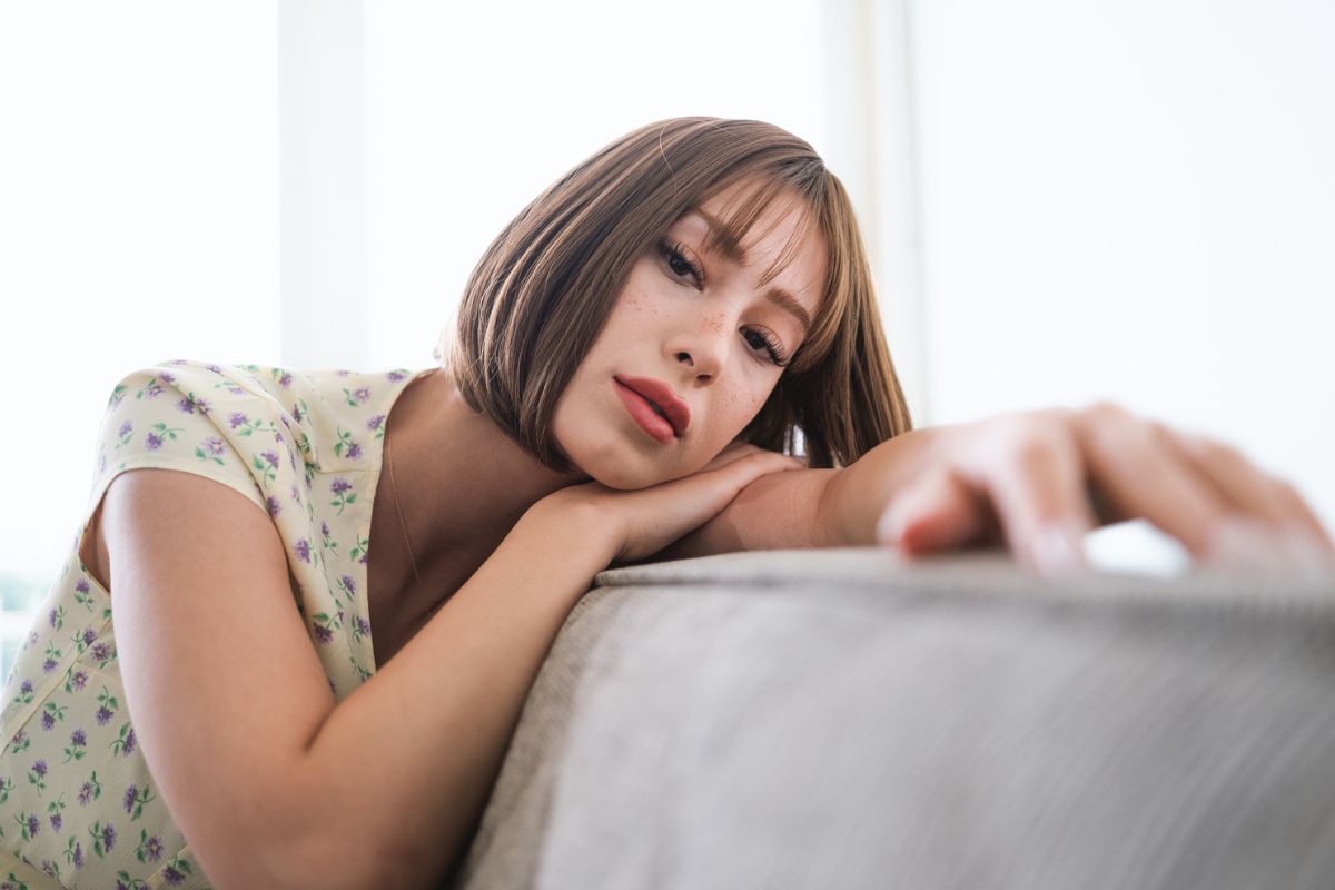 kobieta zamyślona i smutna