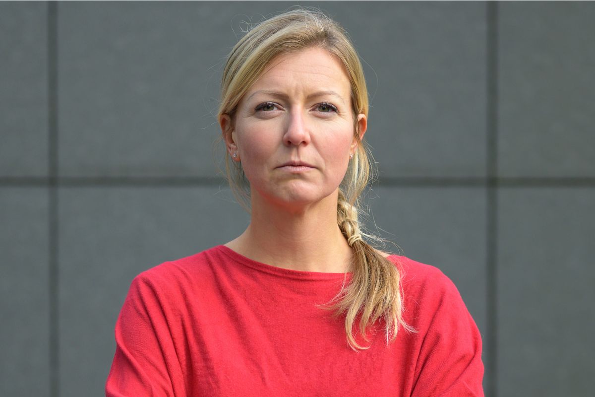 Odkrywa romans męża, gdy zaczyna pracę w tej samej firmie