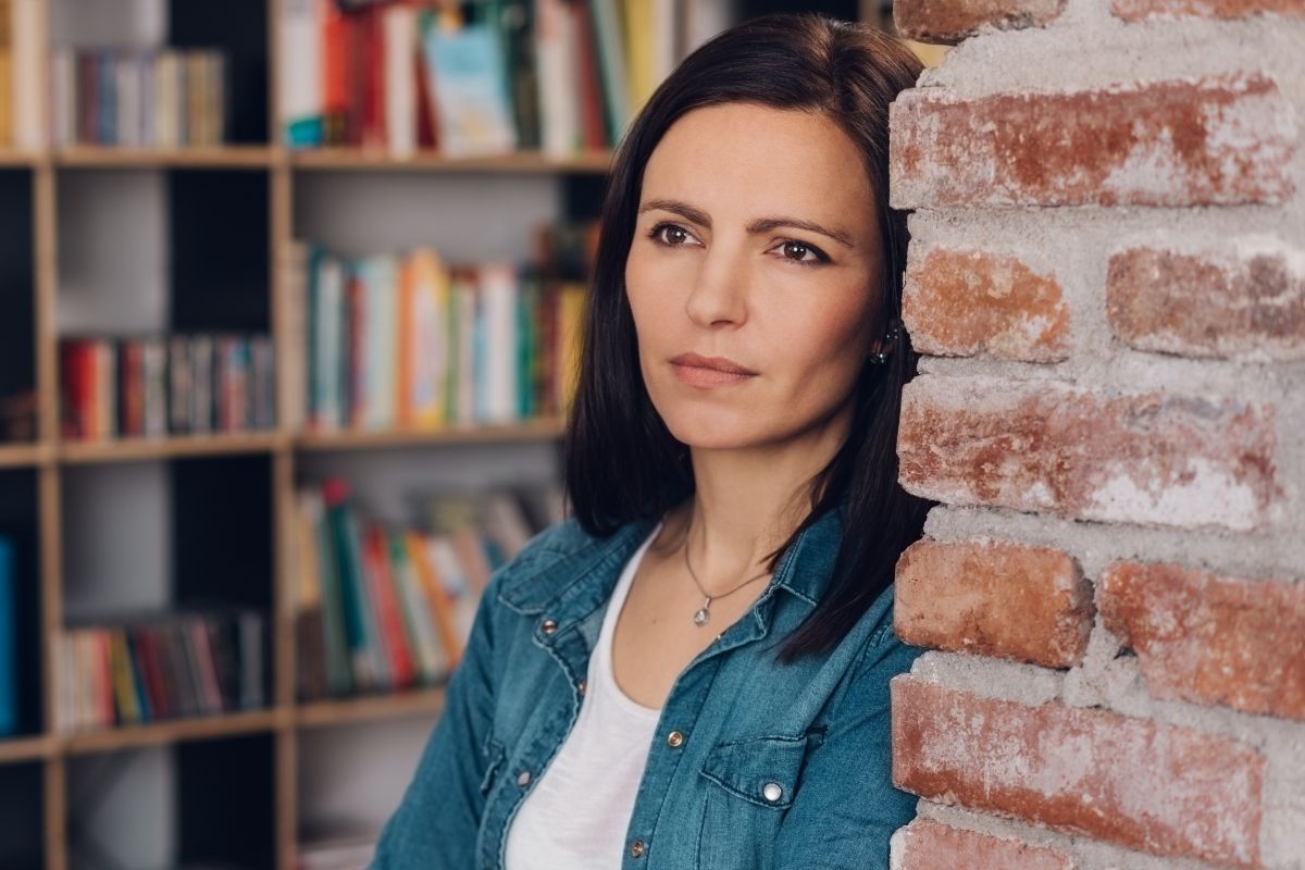 Samotna matka randkuje z nauczycielem, a on ją oszukuje