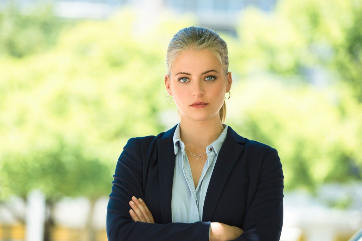 poważna i zła kobieta