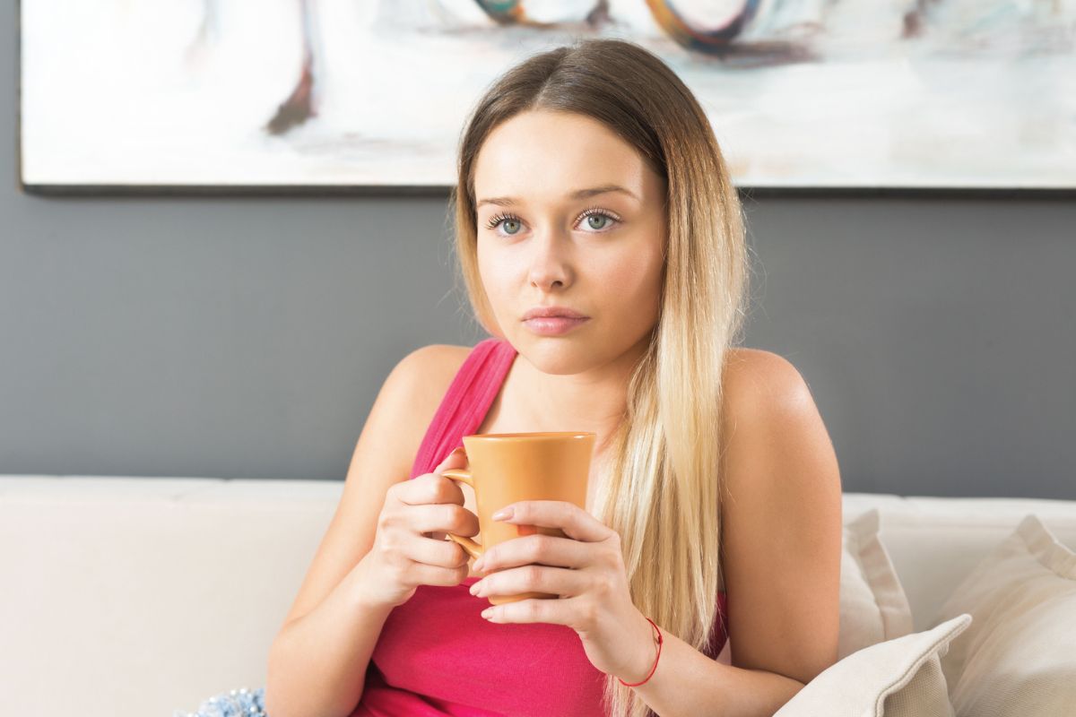 kobieta zamyślona i smutna