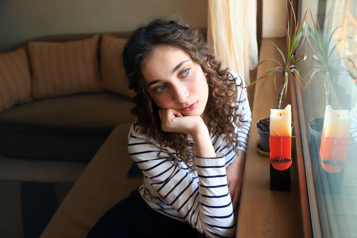 kobieta zamyślona i smutna