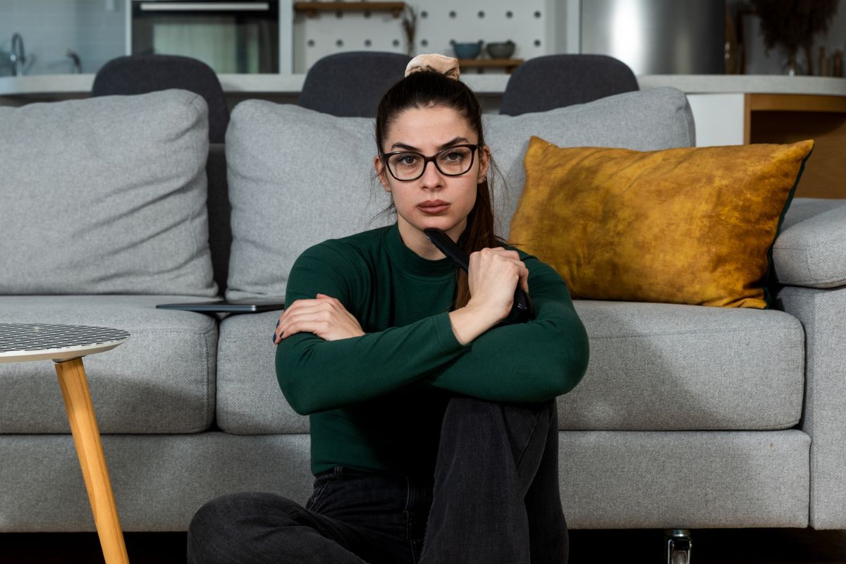 kobieta zamyślona i smutna