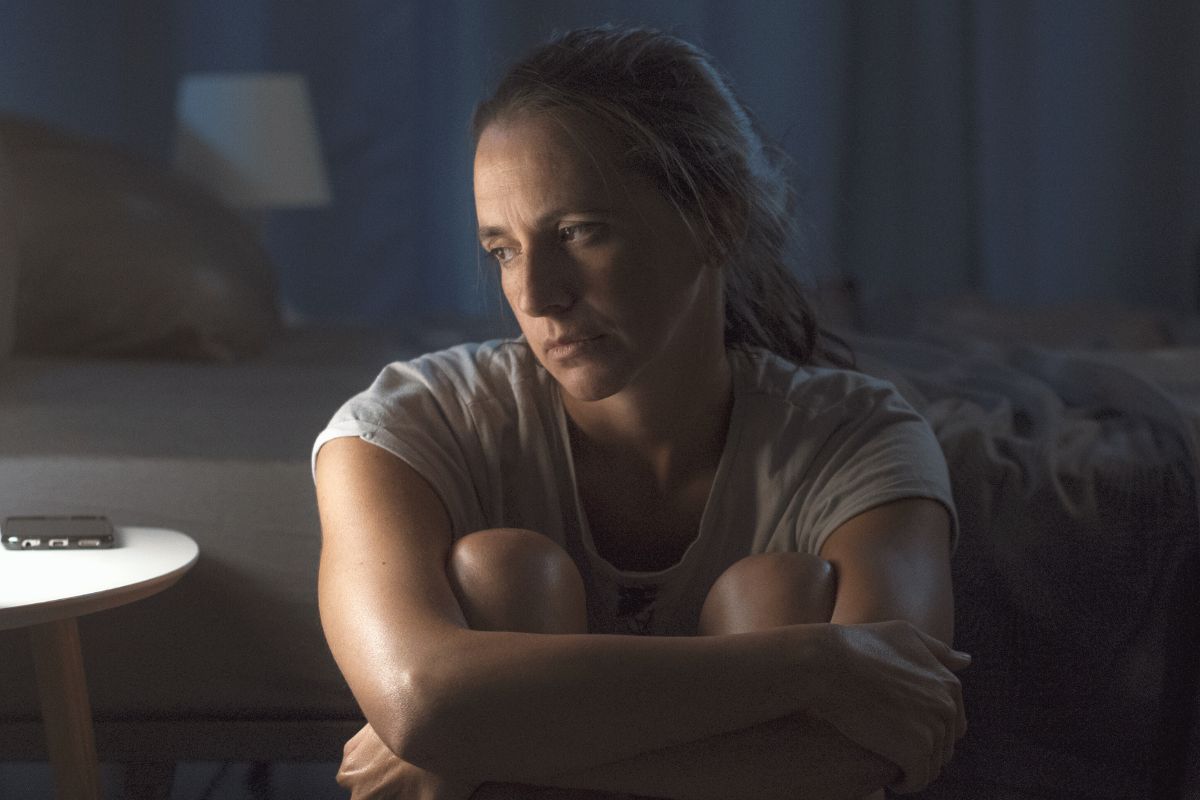 Mąż odciął żonę od znajomych i zamknął w złotej klatce