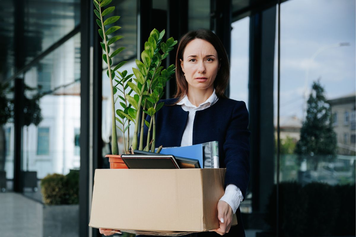 kobieta zamyślona i smutna