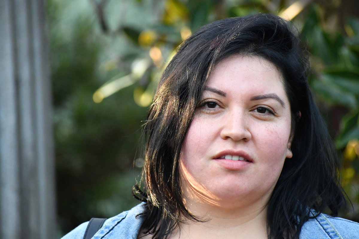 kobieta w średnim wieku z ciemnymi włosami patrzy zdegustowana przed siebie