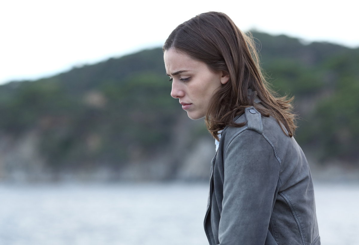 kobieta nad jeziorem