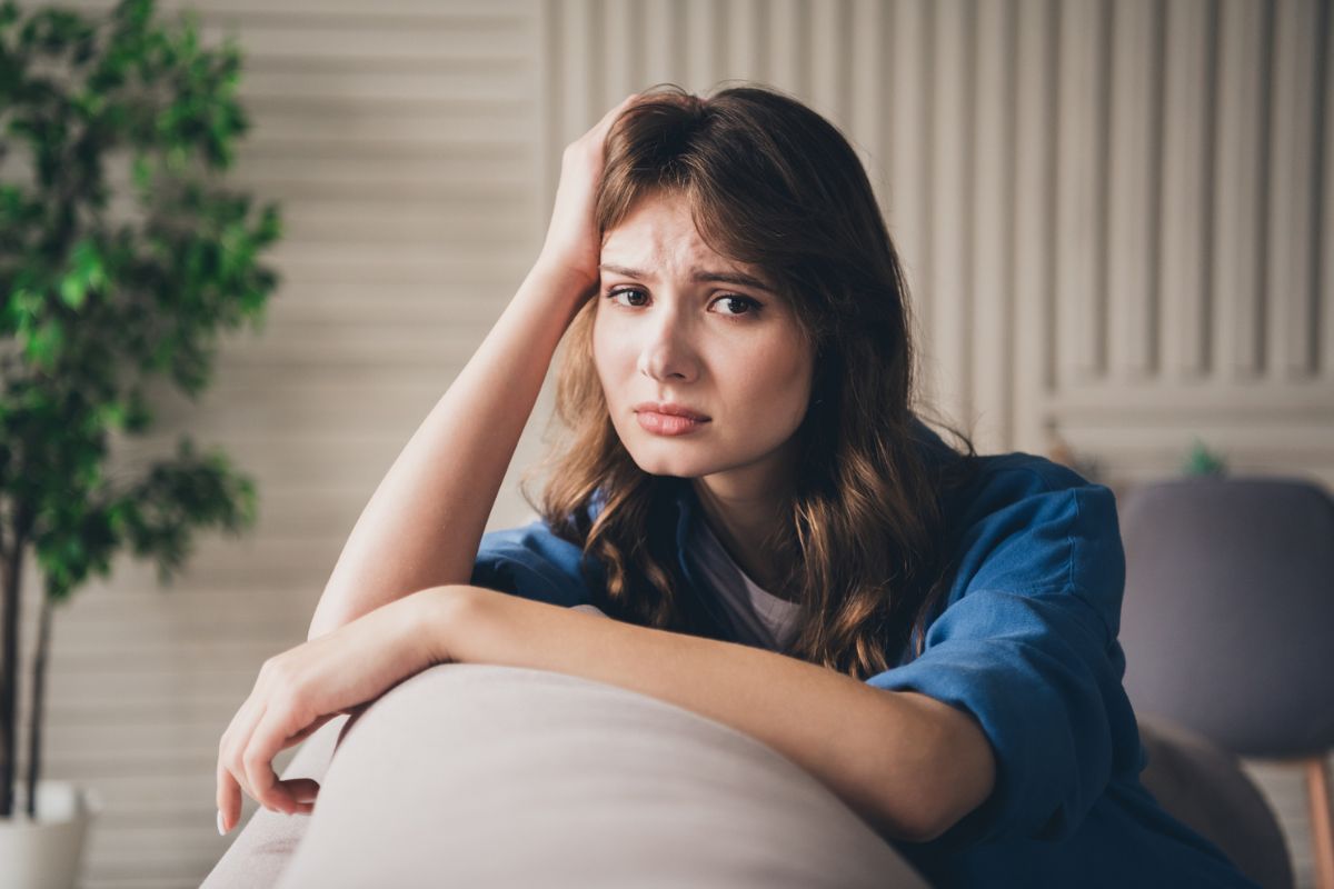 kobieta zamyślona i smutna