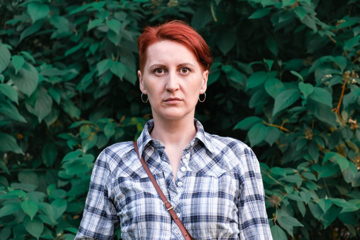 kobieta patrzy prosto w obiektyw aparatu