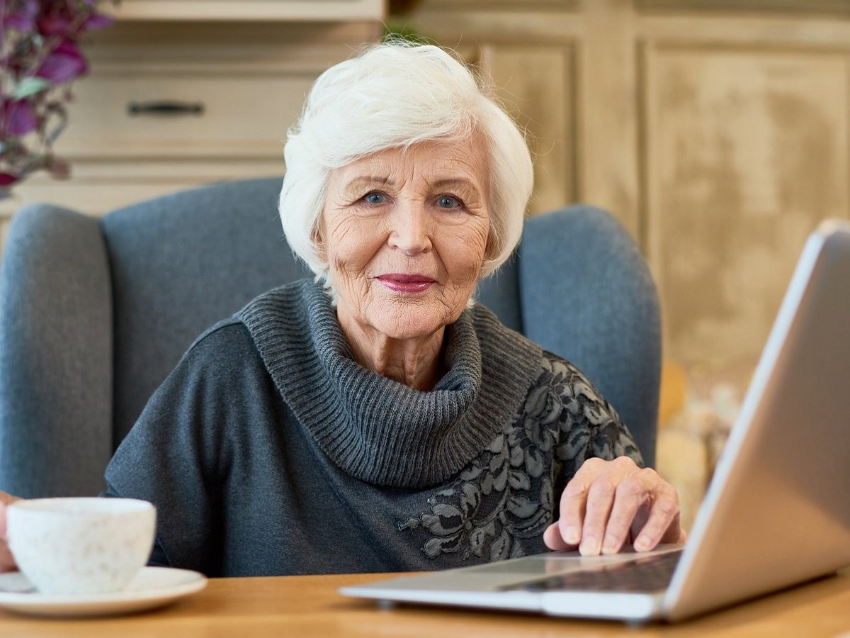 Seniorka na kursie komputerowym