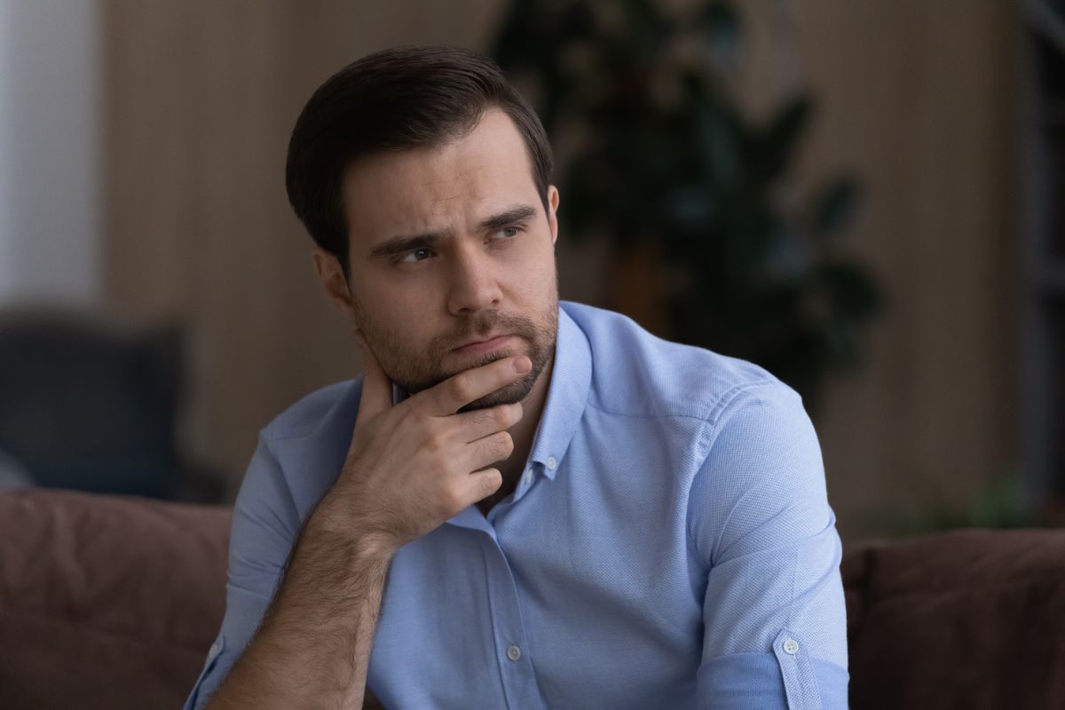 zamyślony mężczyzna