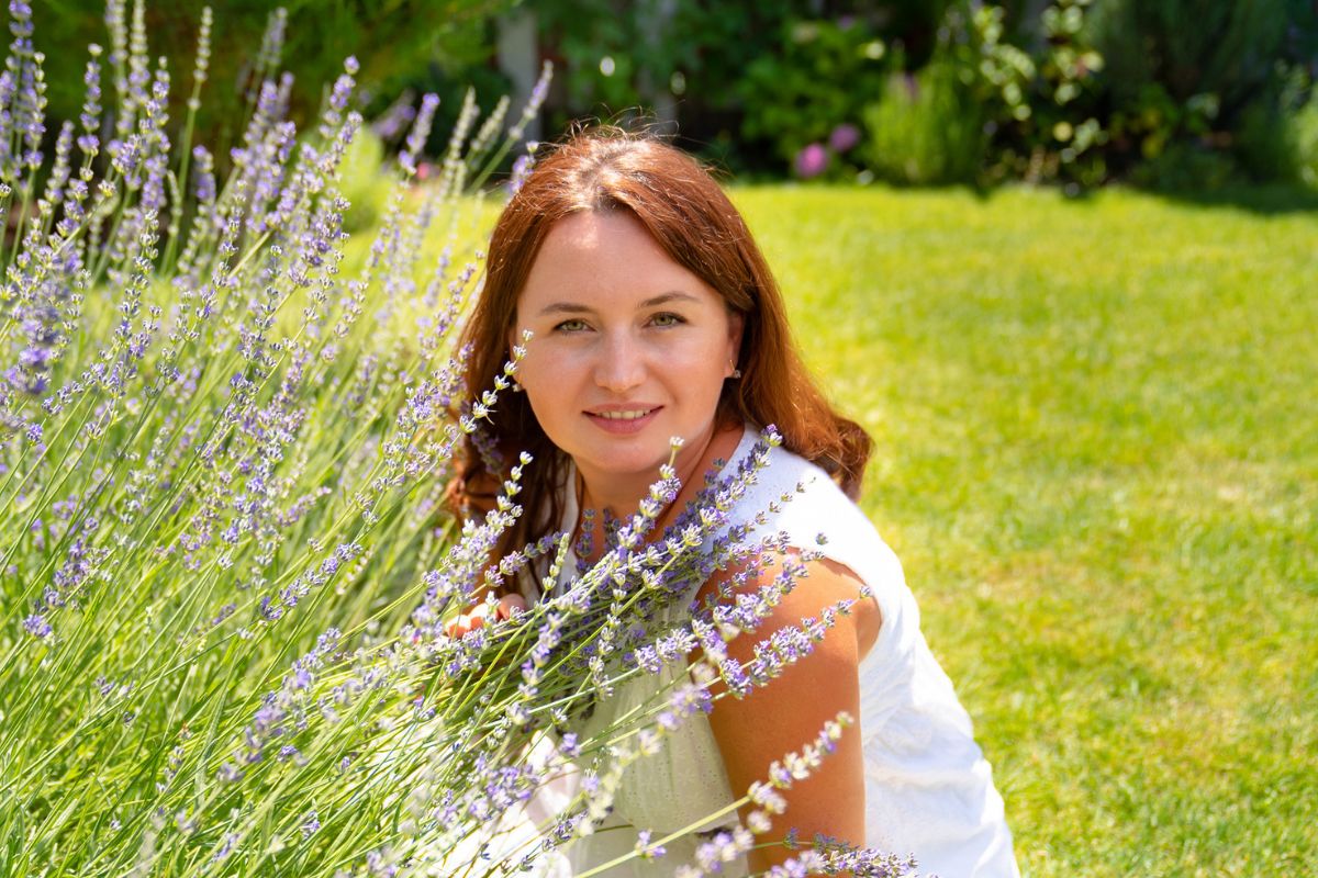 zadowolona kobieta przy krzaku lawendy