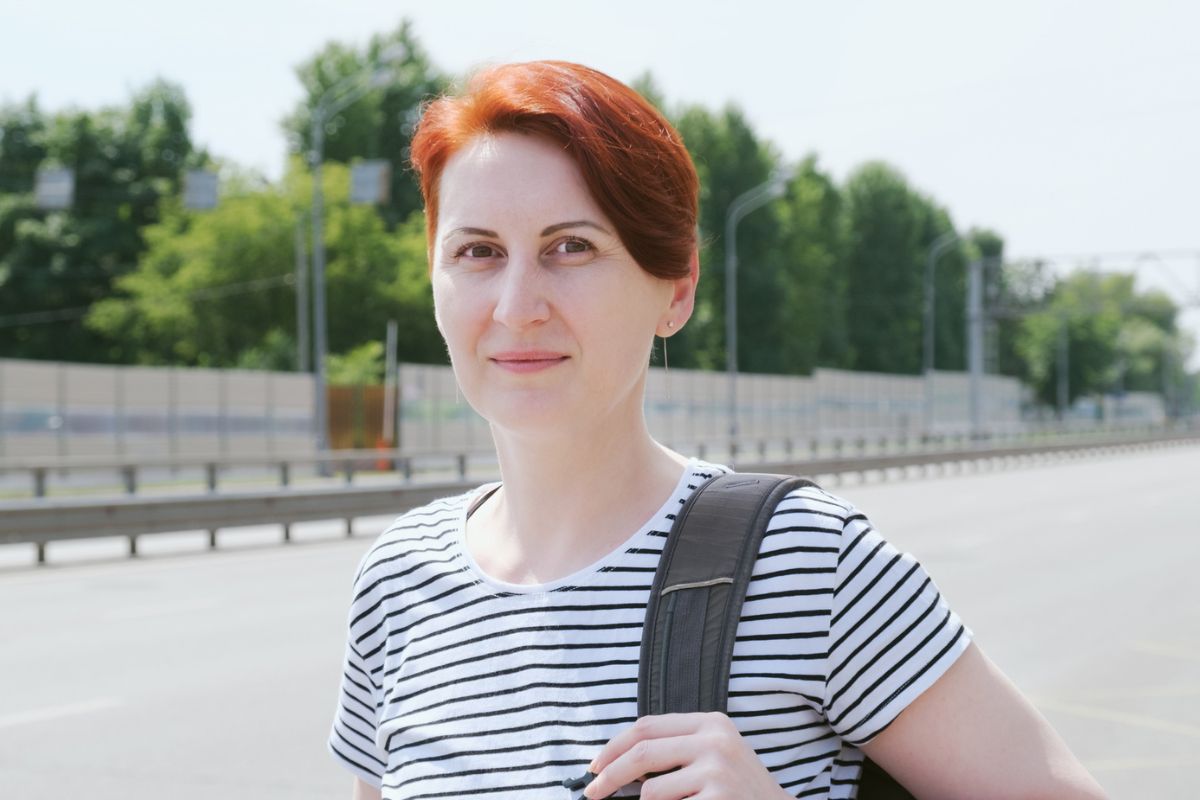 kobieta patrzy prosto w obiektyw aparatu