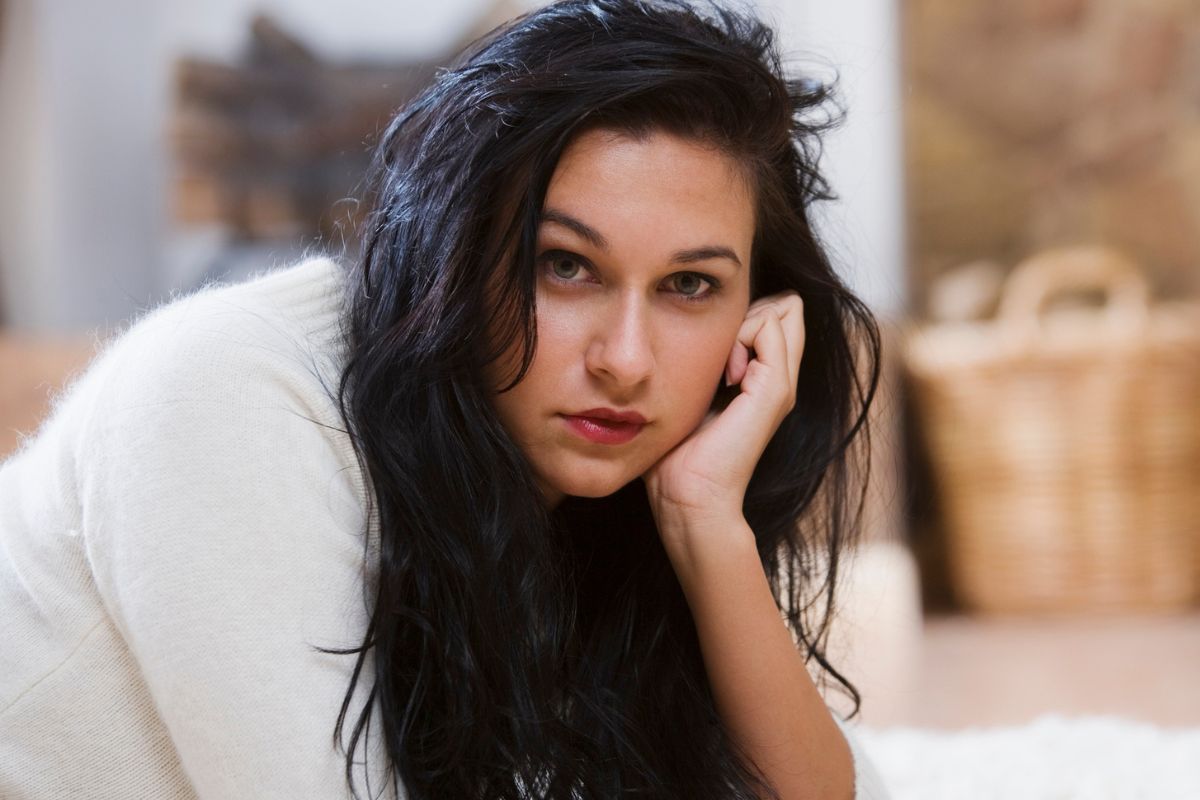 kobieta zamyślona i smutna