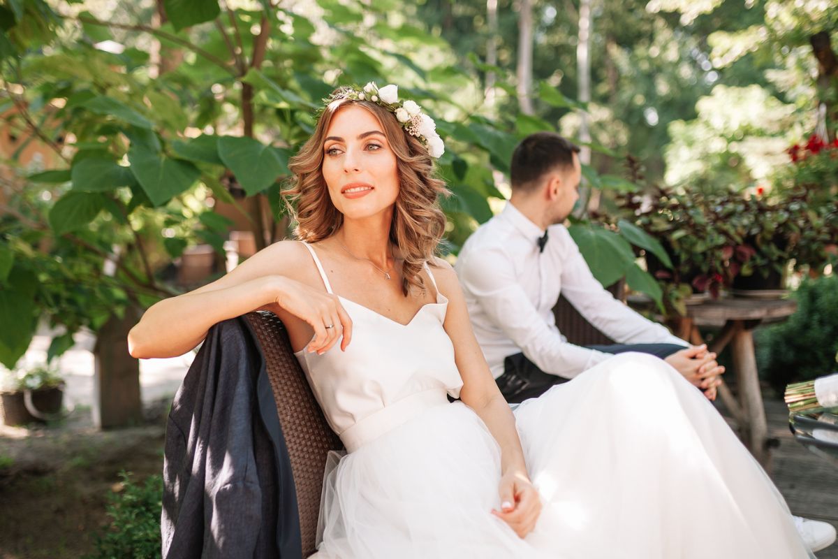 para młoda w ogrodzie