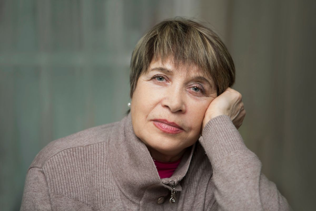 kobieta zamyślona i smutna