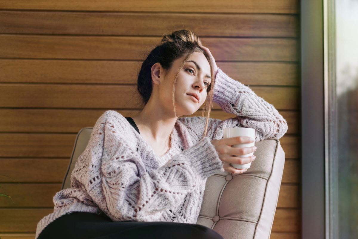 zamyślona kobieta patrzy w dal