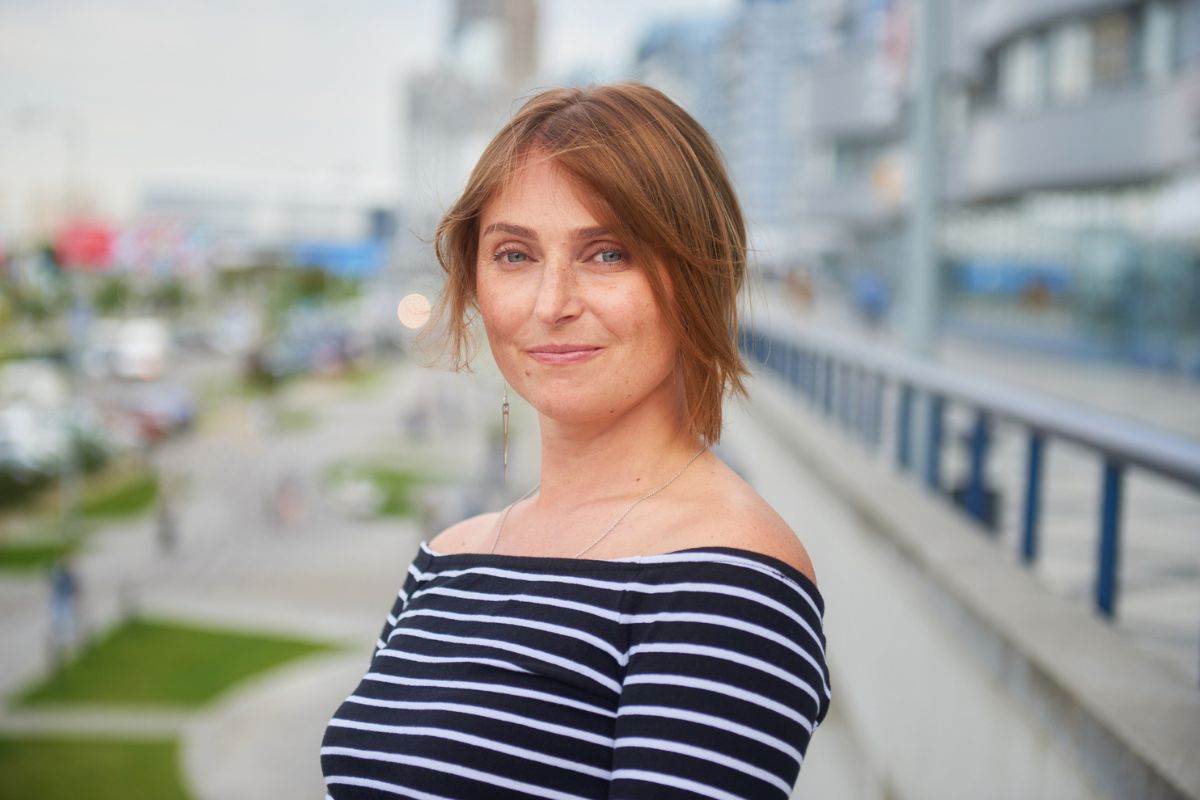 kobieta patrzy prosto w obiektyw aparatu