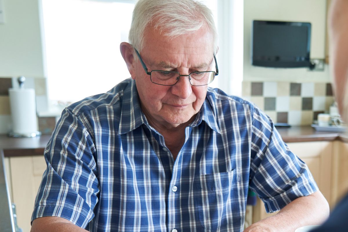 Emeryt pomaga młodej kasjerce i wpada w tarapaty