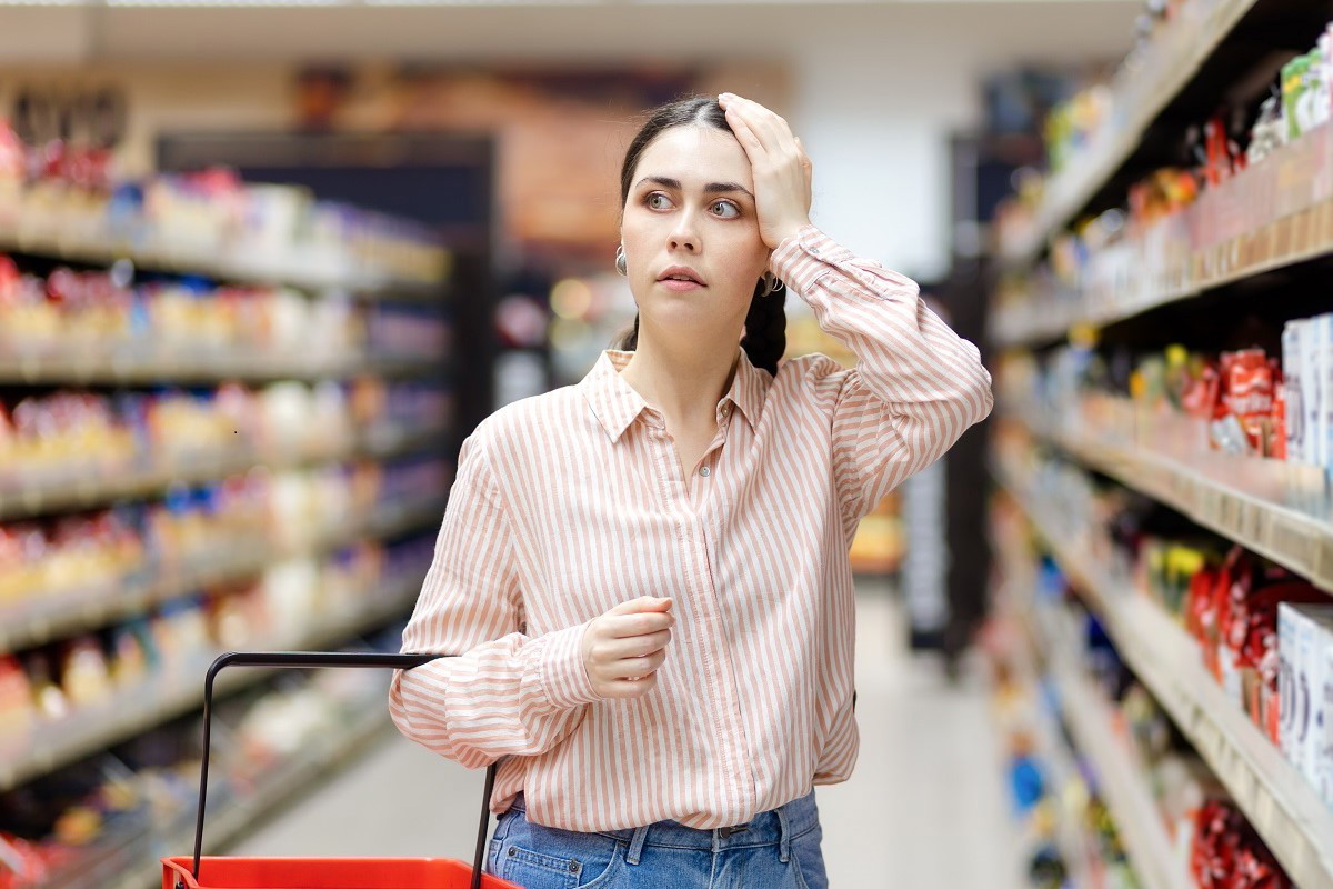 kobieta na zakupach w supermarkecie