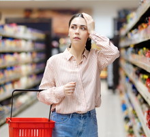 kobieta na zakupach w supermarkecie