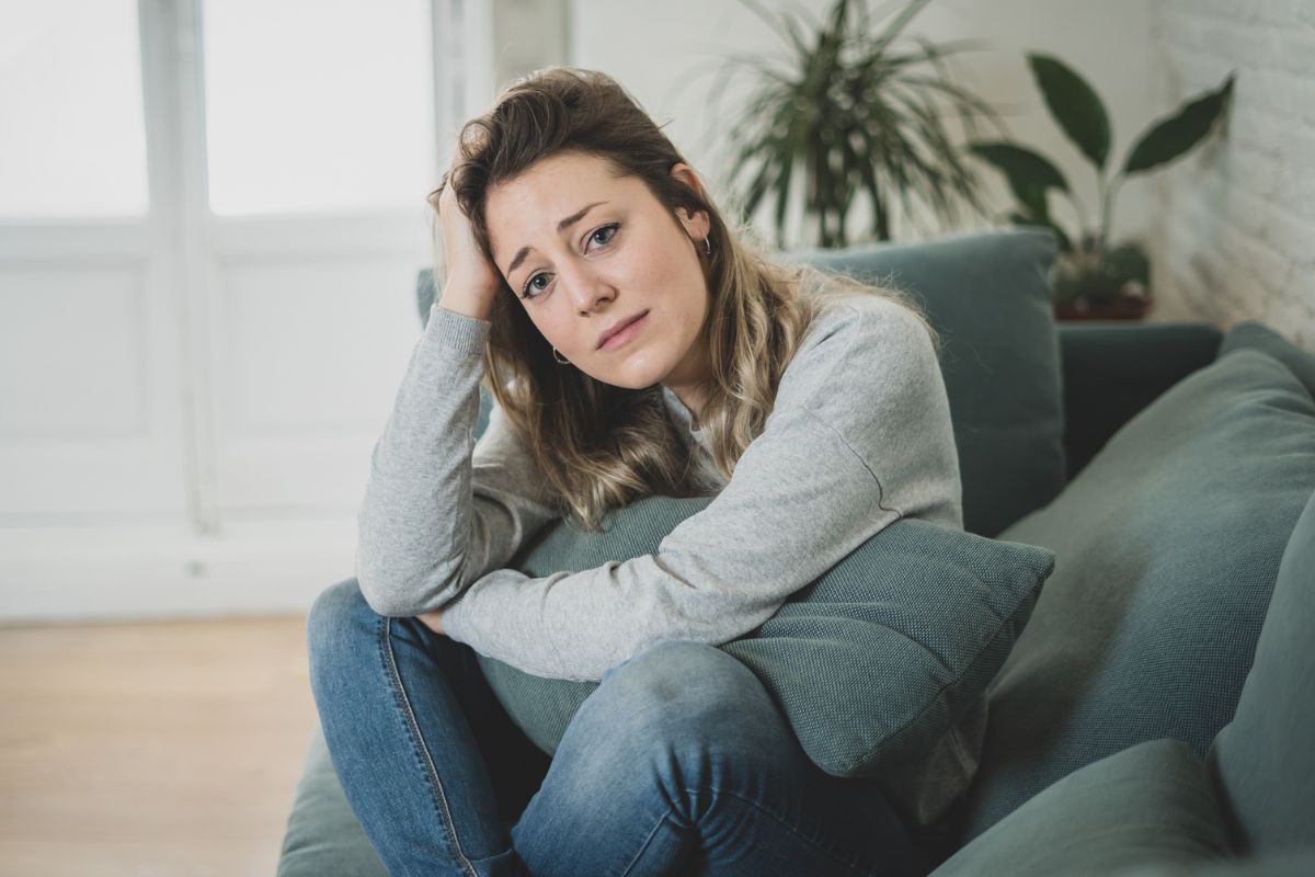 kobieta patrzy prosto w obiektyw aparatu