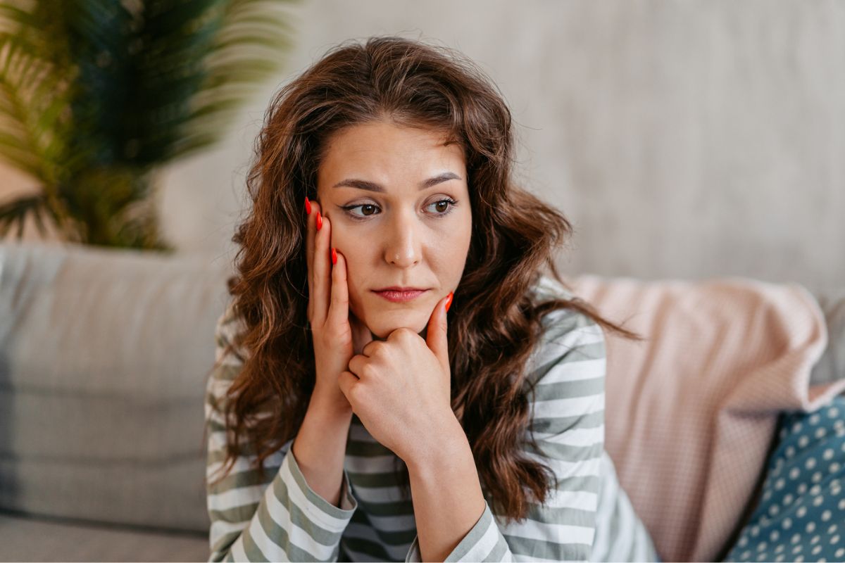 kobieta zamyślona i smutna