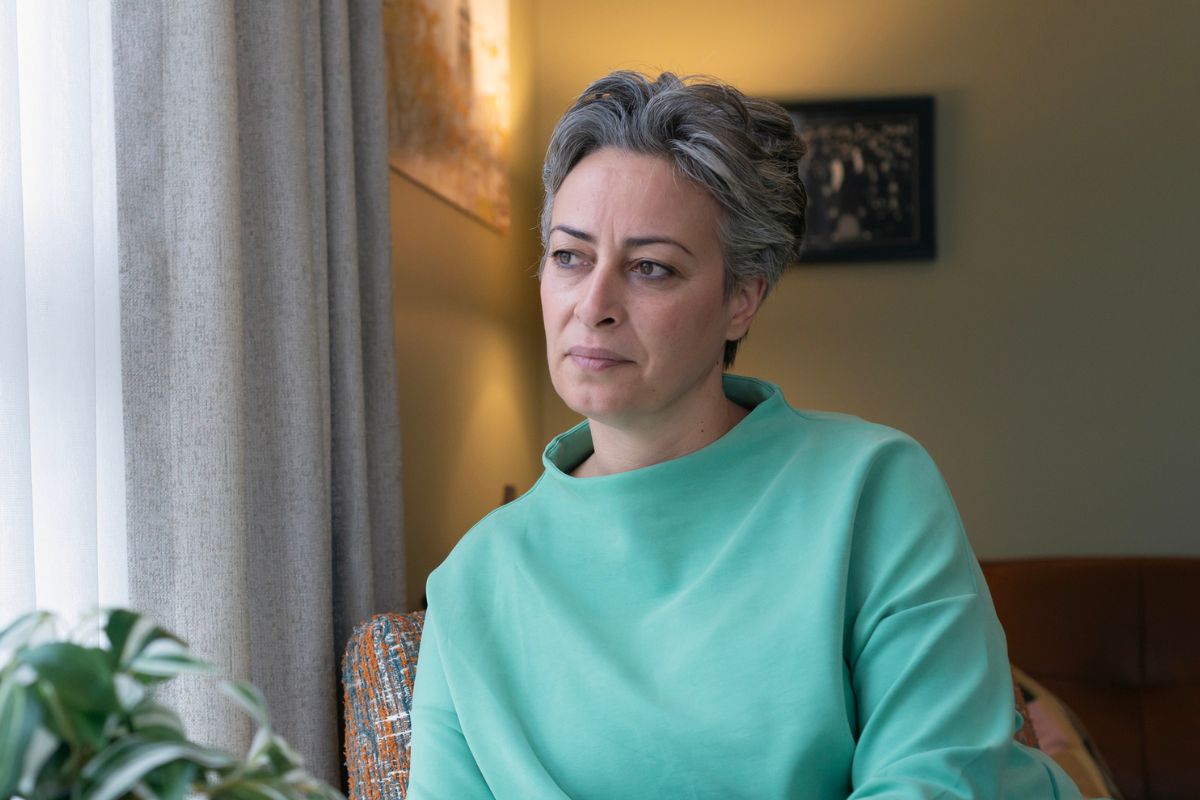 kobieta zamyślona i smutna