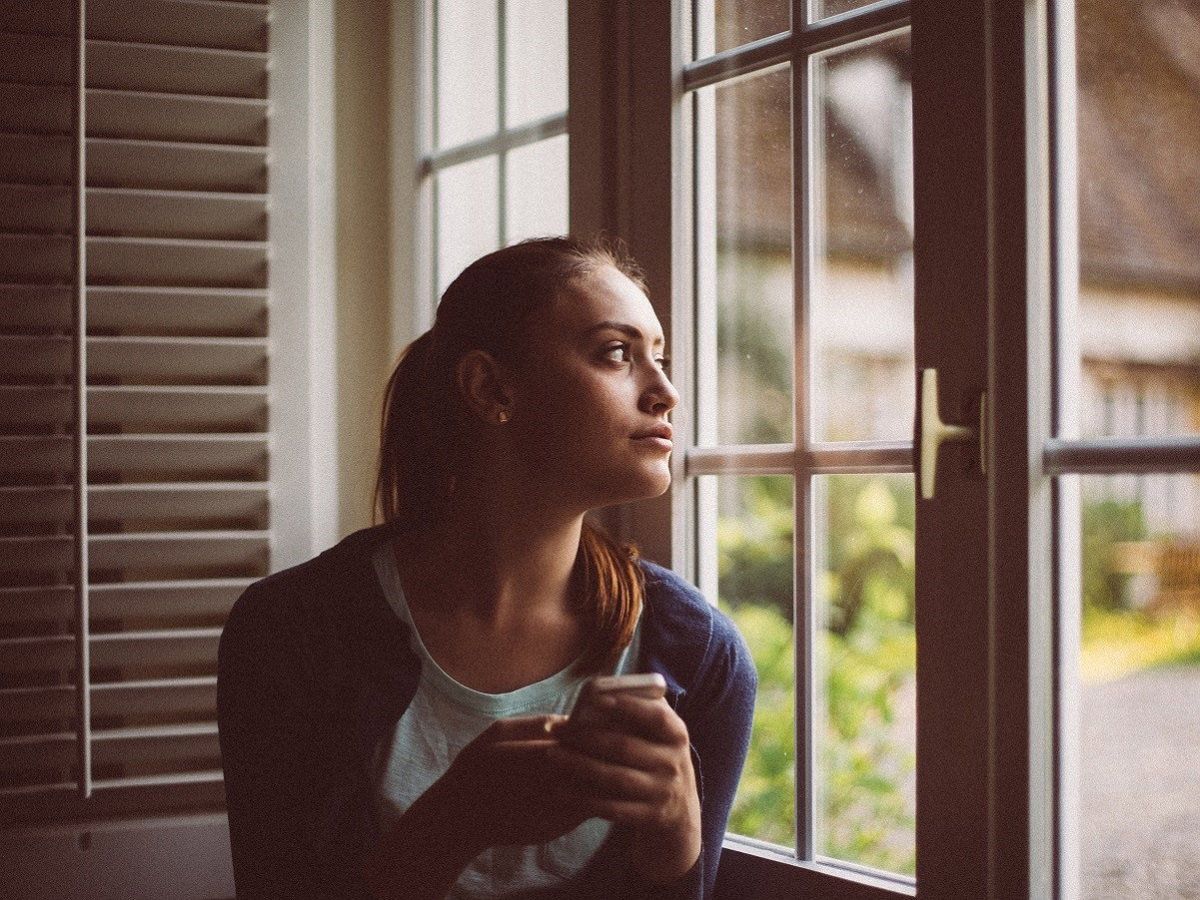 dziewczyna siedząca przy oknie