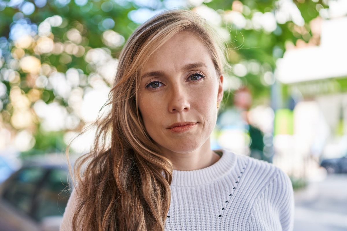 kobieta poważna i zmęczona