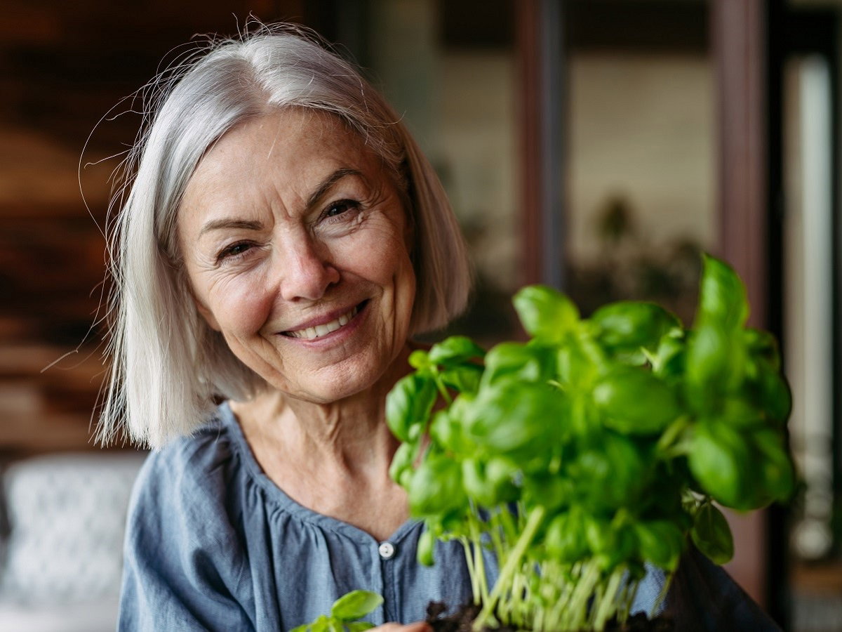 starsza kobieta na balkonie