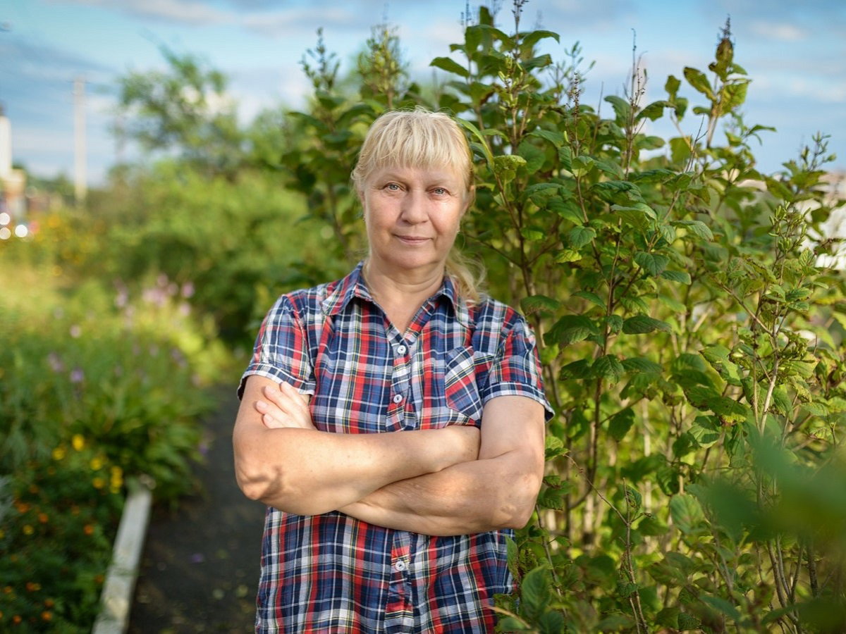 kobieta spędzająca czas na działce