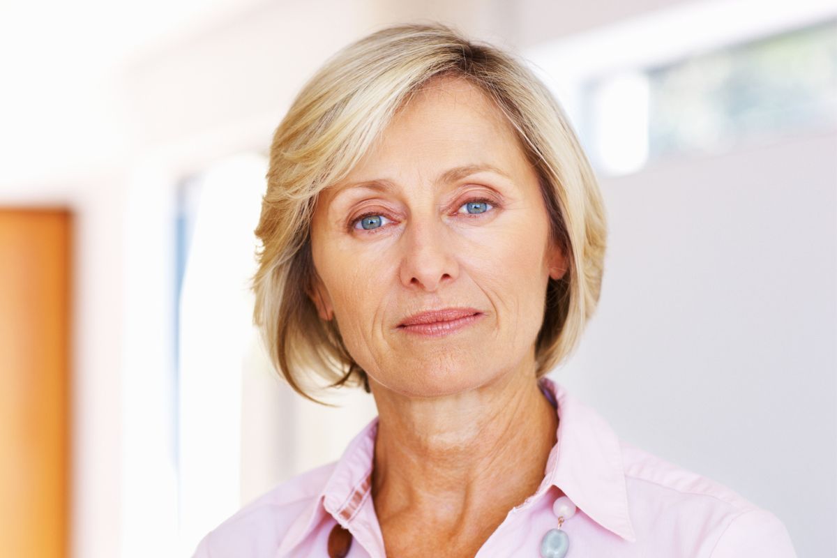 kobieta zamyślona i poważna