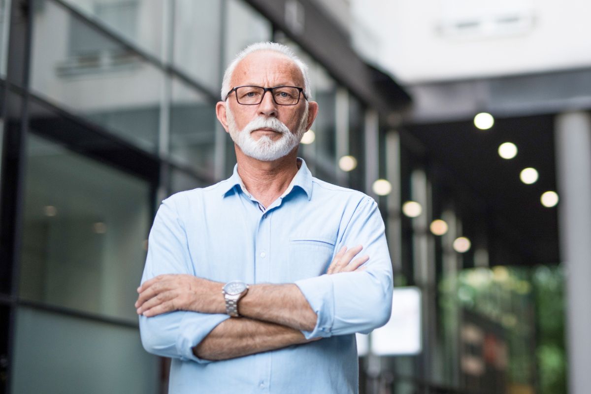 poważny mężczyzna