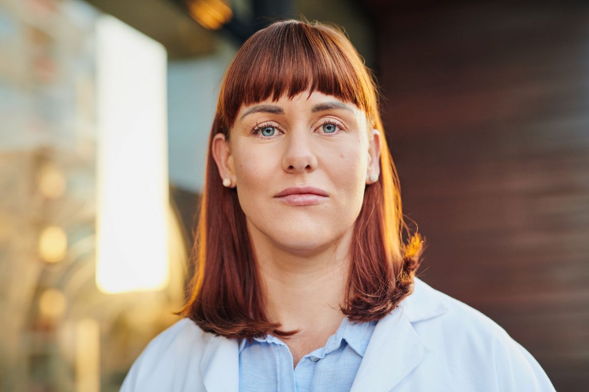 poważna kobieta w białym żakiecie