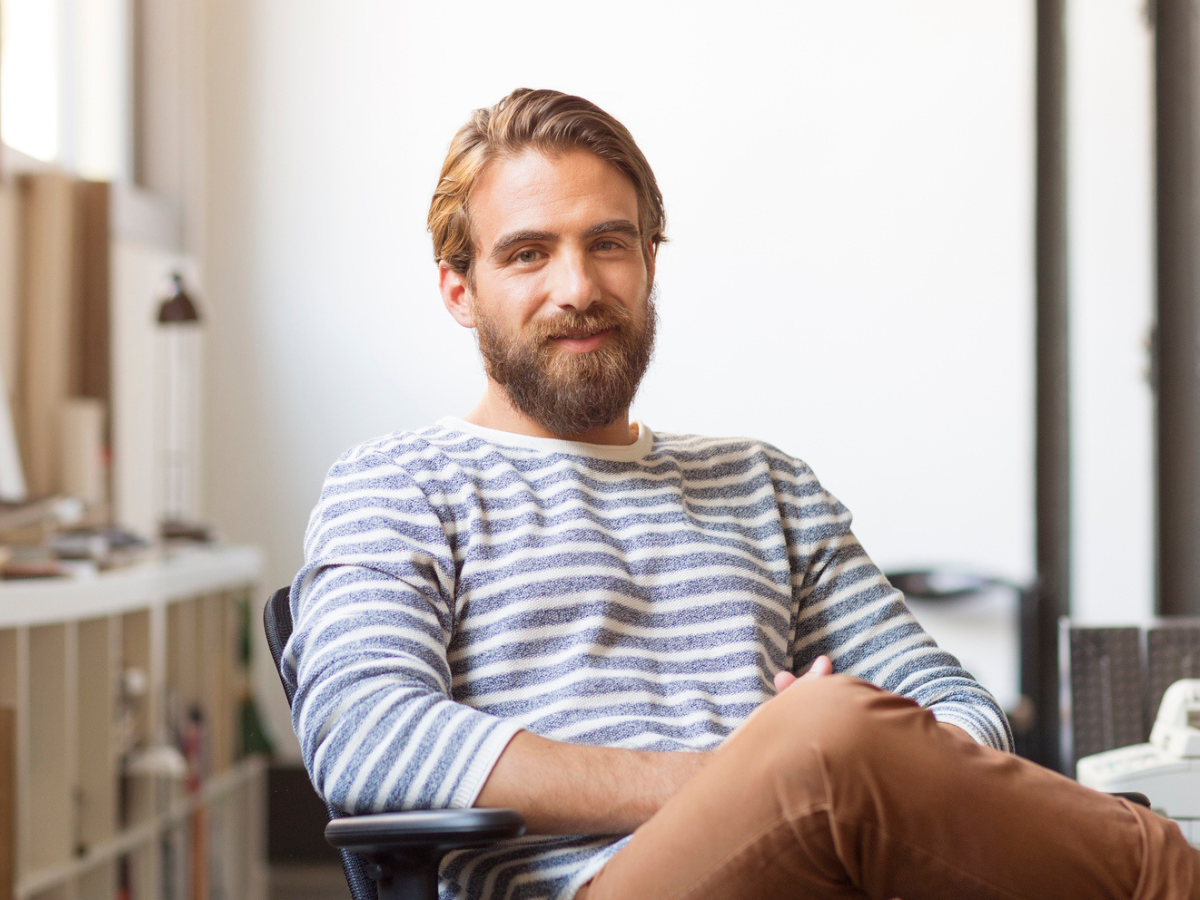 zaskoczony mężczyzna