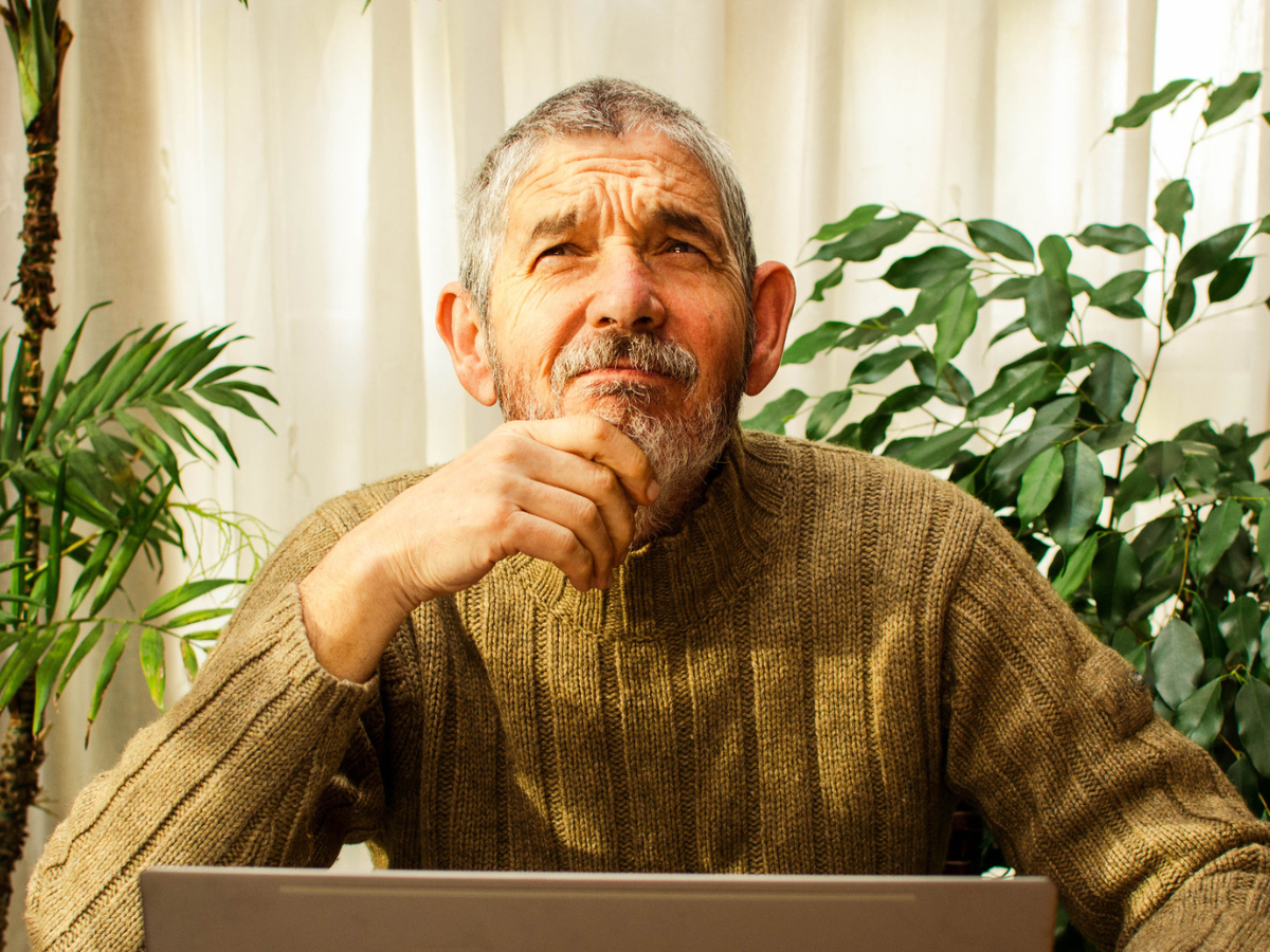 zamyślony mężczyzna